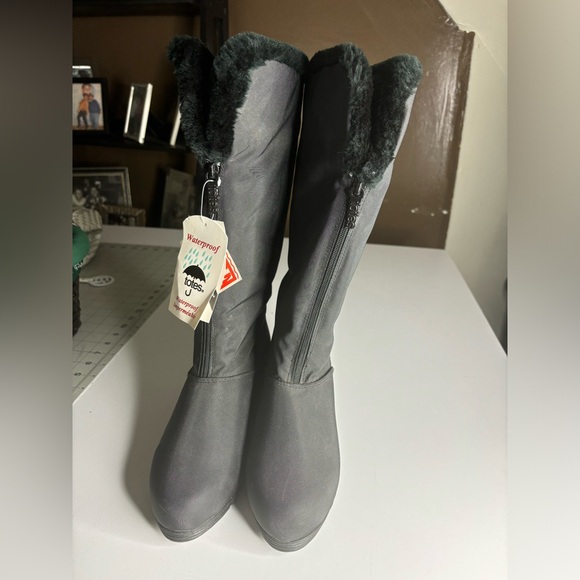 New Totes Women's Charcoal Waterproof Insulated Boots - Picture 1 of 12
